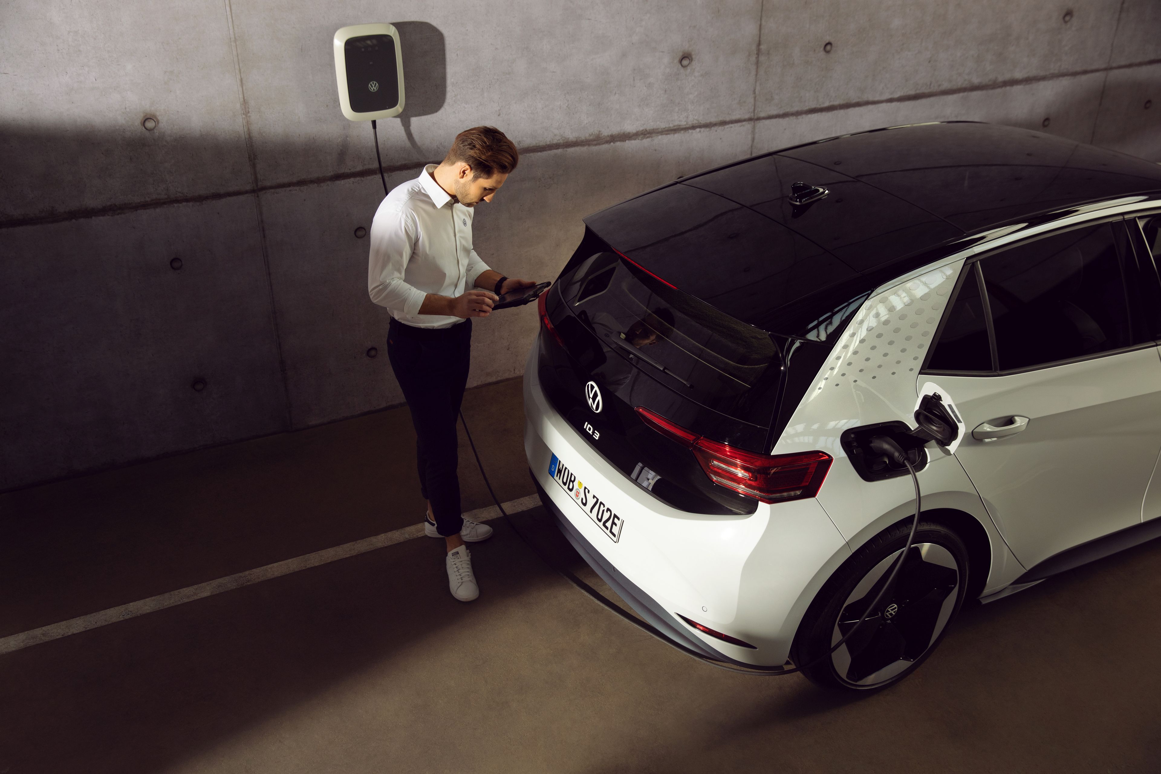 E-Mobilität Auto an Ladesäule E-Mobilität Auto an Ladesäule